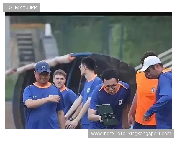 巴萨教练组讨论赛后调教细节，寻求突破