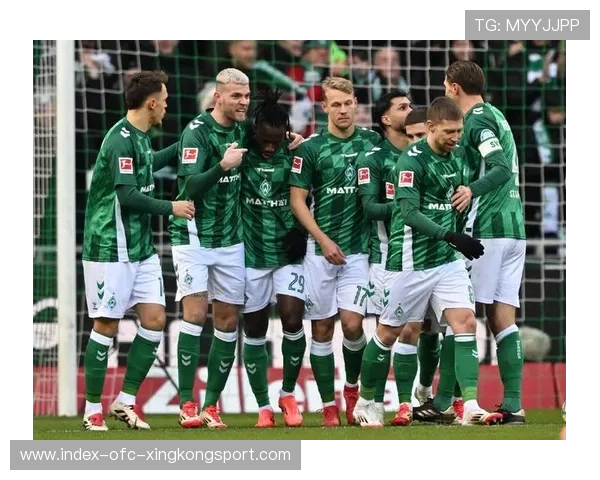 不莱梅通过交叉跑动制造连续裂缝，攻守一体制胜之道